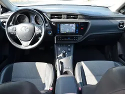 Grau Gebraucht 2015 Toyota Auris Hybrid Sport Limousine | 16.900 € (Teuer)