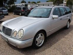 Silber Gebraucht 1997 Mercedes E230 Avantgarde Kombi | 2.795 €