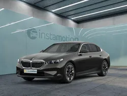 Grau Gebraucht 2024 BMW 520 M Sport Limousine | 52.999 € (Guter Preis)
