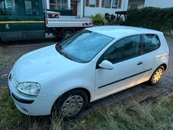Weiß Gebraucht 2006 VW Golf V Kleinwagen | 2.600 € (Fairer Preis)