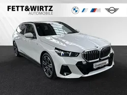 Mineralweiss metallic Gebraucht 2024 BMW 520 M Sport Kombi | 51.650 € (Superpreis)