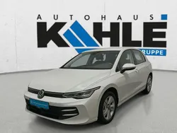 Pure white (weiß) Gebraucht 2024 VW Golf VIII Life Limousine | 23.490 € (Fairer Preis)