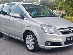 Grau Gebraucht 2005 Opel Zafira Edition Van / Kleinbus | 2.780 € (Fairer Preis)