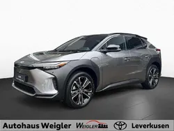 Palladiumsilber metallic / dach schwarz Gebraucht 2023 Toyota bZ4X Basis SUV | 42.990 € (Teuer)