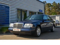 Azuritblau metallic (metallic) Gebraucht 1995 Mercedes E200 Limousine | 22.124 €