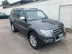 Grau Gebraucht 2016 Mitsubishi Pajero SUV | 17.900 €