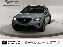 Weiß (weiß / midnight schwarz metallic) Gebraucht 2025 Seat Arona SUV | 28.930 €