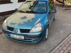 Grün Gebraucht 2005 Renault Clio II Kleinwagen | 1.200 € (Fairer Preis)