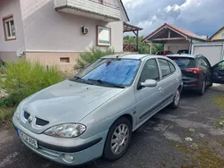 Silber Gebraucht 2001 Renault Mégane Dynamique Limousine | 1.900 € (Fairer Preis)