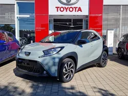 Urban khaki / night sky black Neu 2025 Toyota Aygo Kleinwagen | 15.790 €