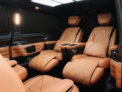 Schwarz Gebraucht 2024 Mercedes V300 Van / Kleinbus | 177.310 €