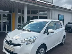 Weiß Gebraucht 2015 Toyota Verso-S Basis Van / Kleinbus | 8.890 € (Etwas zu teuer)
