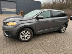 Grau Gebraucht 2018 Peugeot 5008 Active Van / Kleinbus | 7.500 € (Fairer Preis)