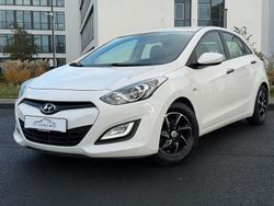 Creamy white Gebraucht 2014 Hyundai i30 Classic Limousine | 7.850 € (Fairer Preis)