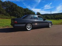 Schwarz Gebraucht 1994 Mercedes E220 Limousine | 4.500 €