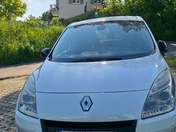 Weiß Gebraucht 2012 Renault Grand Scénic III Bose Edition Van / Kleinbus | 4.200 € (Fairer Preis)