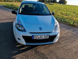 Weiß Gebraucht 2011 Renault Clio II Night&Day Limousine | 3.500 € (Etwas zu teuer)