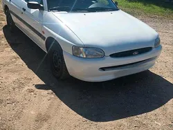 Weiß Gebraucht 1996 Ford Escort Limousine | 4.300 €