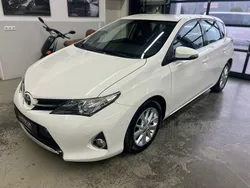 Weiß Gebraucht 2015 Toyota Auris Life Limousine | 5.800 € (Guter Preis)