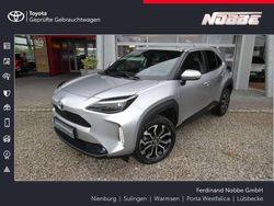 Schimmering silber metallic Gebraucht 2023 Toyota Yaris Hybrid Team SUV | 22.950 € (Fairer Preis)
