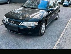Schwarz Gebraucht 2001 Opel Vectra Limousine | 1.500 € (Etwas zu teuer)
