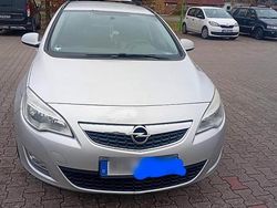 Silber Gebraucht 2011 Opel Astra Kombi | 2.500 €