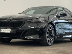 Saphirschwarz Gebraucht 2024 BMW 550e Comfort Edition Limousine | 77.800 €
