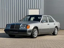 Silber Gebraucht 1991 Mercedes E260 Limousine | 9.290 €