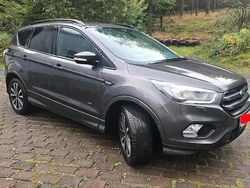 Grau Gebraucht 2018 Ford Kuga ST-Line SUV | 16.899 € (Etwas zu teuer)