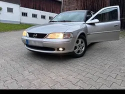 Silber Gebraucht 1999 Opel Vectra Kleinwagen | 650 €