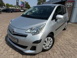 Silber Gebraucht 2011 Toyota Verso-S Life Van / Kleinbus | 6.990 € (Fairer Preis)