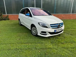 Weiß Gebraucht 2017 Mercedes B250e Van / Kleinbus | 14.000 €