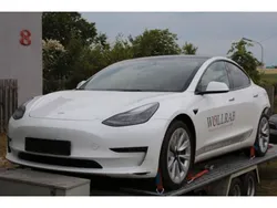 Weiss (metallic) Gebraucht 2022 Tesla Model 3 Limousine | 19.980 €
