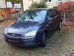 Grau Gebraucht 2006 Ford Focus Limousine | 1.950 €