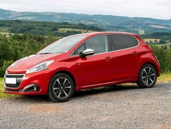 Rot Gebraucht 2018 Peugeot 208 Kleinwagen | 8.400 € (Fairer Preis)