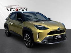 Warm gold metallic, dach schwarz Gebraucht 2021 Toyota Yaris Hybrid Edition | 25.490 € (Teuer)