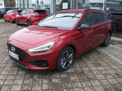 Ultimate red metallic Gebraucht 2024 Hyundai i30 Advantage Kombi | 23.990 € (Fairer Preis)