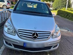 Grau Gebraucht 2011 Mercedes B180 Van / Kleinbus | 3.650 €