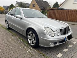 Silber Gebraucht 2003 Mercedes E200 Limousine | 2.990 €