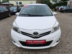 Weiß Gebraucht 2014 Toyota Yaris Edition Kleinwagen | 7.199 € (Fairer Preis)