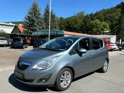 Silber Gebraucht 2011 Opel Meriva Design Edition Van / Kleinbus | 1.799 €
