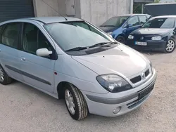 Silber Gebraucht 2002 Renault Scénic Van / Kleinbus | 1.500 € (Teuer)