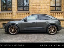 Grün Gebraucht 2024 Porsche Macan 4 Electric SUV | 94.700 €