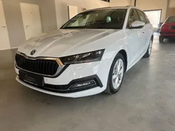 Weiß Gebraucht 2021 Skoda Octavia Style Kombi | 18.790 € (Fairer Preis)