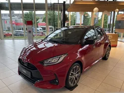 Rot Neu 2024 Toyota Yaris Hybrid Plus Limousine | 28.490 € (Fairer Preis)