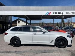 Mineralweiss metallic (a96) Gebraucht 2023 BMW 520 Performance Kombi | 35.900 € (Superpreis)