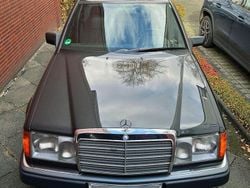 Schwarz Gebraucht 1992 Mercedes E260 Limousine | 12.499 €