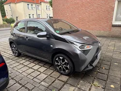 Grau Gebraucht 2021 Toyota Aygo Team Kleinwagen | 9.400 € (Guter Preis)