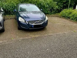 Blau Gebraucht 2011 Volvo V60 Summum Kombi | 2.900 € (Teuer)