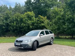 Andere farben Gebraucht 2013 Skoda Octavia Scout Kombi | 17.800 € (Teuer)